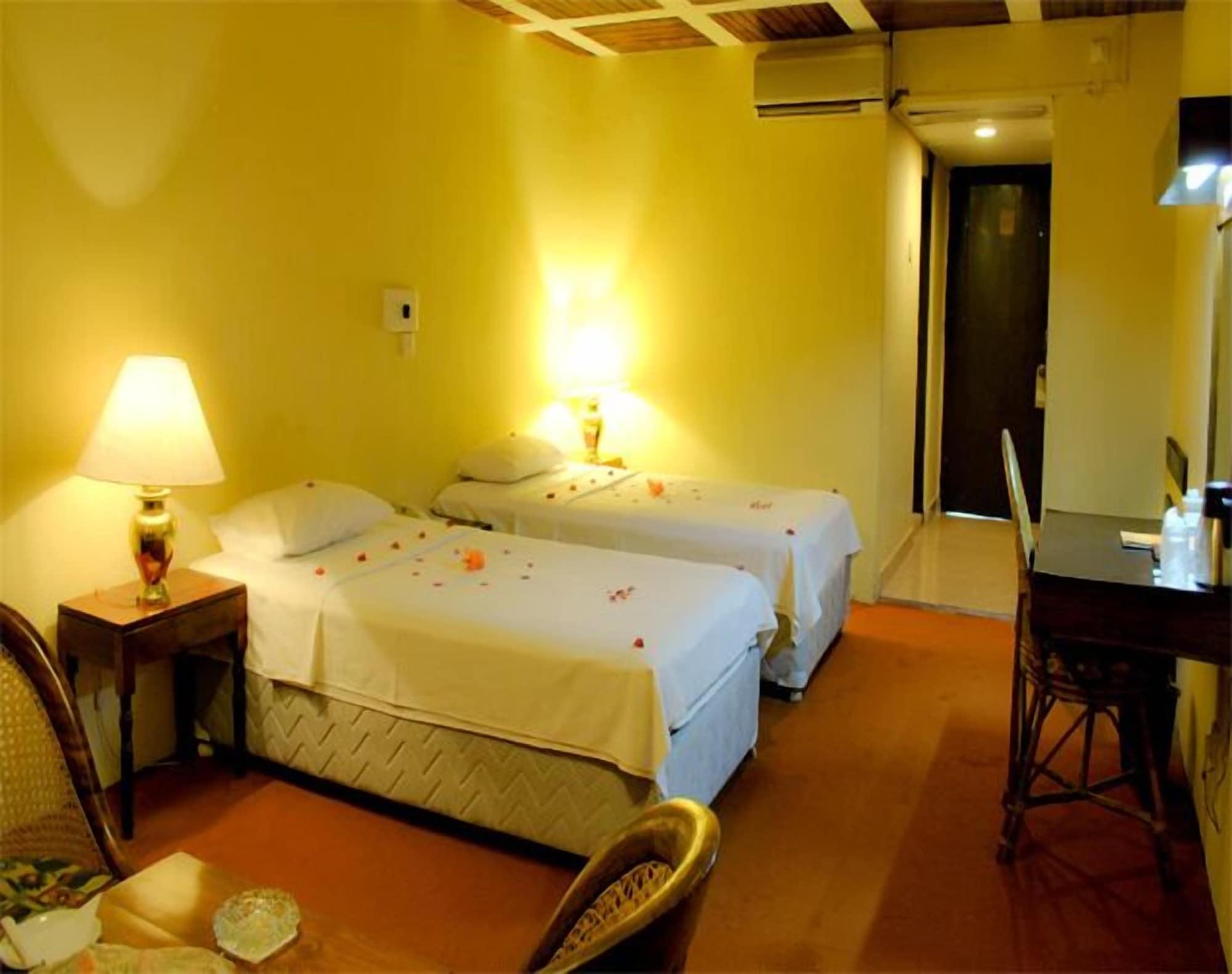 Ratnaloka Tour Inns Ратнапура Экстерьер фото
